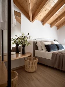 A bed or beds in a room at Giannoulis City Apartments