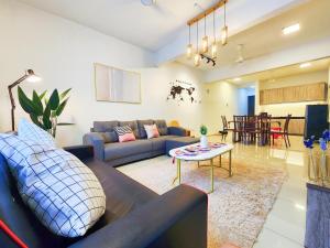 雪邦KLIA Ehsan Residence Pool View 8 PAX Air-Con SUITE的带沙发和桌子的客厅