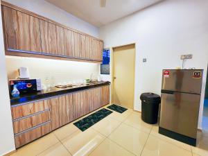 KLIA Ehsan Residence Pool View 8 PAX Air-Con SUITE的厨房或小厨房