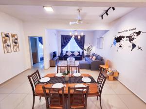 KLIA Ehsan Residence Pool View 8 PAX Air-Con SUITE的休息区