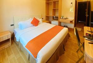 Postel nebo postele na pokoji v ubytování RedDoorz Premium at Ocean Heaven Resort Cebu