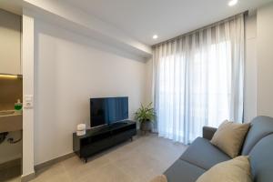Alidreams Lola Center Apartamentos的电视和/或娱乐中心