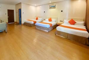 Postel nebo postele na pokoji v ubytování RedDoorz Premium at Ocean Heaven Resort Cebu