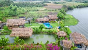 Nhơn TrạchにあるThe River Homeのリゾート付きの島の空中ビュー
