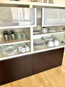 um armário de cozinha cheio de pratos e pratos em Ale’s House em Veneza-Lido