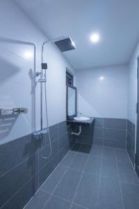 een badkamer met een douche en een wastafel bij West Life Bungalow Phu Quoc in Phu Quoc