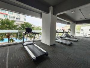 KLIA Ehsan Residence Pool View 8 PAX Air-Con SUITE的健身中心和/或健身设施