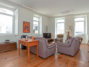 ein Wohnzimmer mit zwei Sofas und einem Tisch in der Unterkunft Casa do Poeta in Figueira da Foz