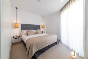 Alidreams Lola Center Apartamentos客房内的一张或多张床位