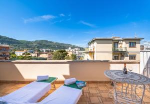 uma varanda com uma mesa e cadeiras e uma vista em Ag Sorrento Rooms em Sorrento