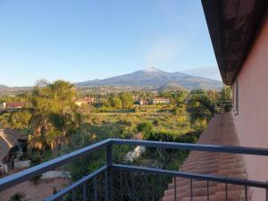 - un balcon offrant une vue sur la montagne dans l'établissement ETNA VIEW, à Valverde