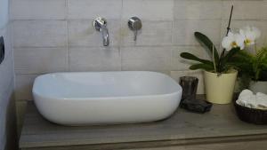 eine weiße Badewanne auf einer Theke im Bad in der Unterkunft La Maison Des Arches in Porto Cervo