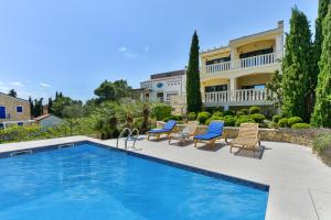 Bazén v ubytování Beachfront Villa Mediterranea nebo v jeho okolí