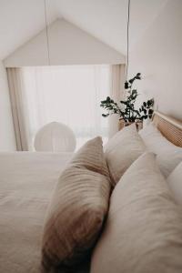 um quarto com duas almofadas numa cama em View Street Studios - Yarri em Albany