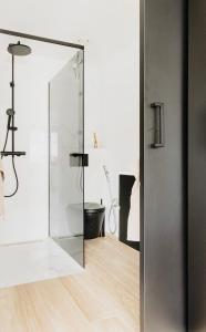 Una puerta de ducha de cristal en una habitación con baño. en Résidence Palace Expo, en Bruselas