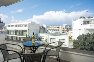 una mesa y sillas en un balcón con vistas en Cozy Apartment in the heart of Rhodes City Center, en Rodas
