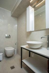 y baño con lavabo y aseo. en Cozy Apartment in the heart of Rhodes City Center, en Rodas