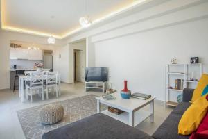 sala de estar con sofá y mesa en Cozy Apartment in the heart of Rhodes City Center en Rodas