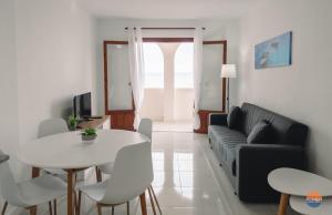 een woonkamer met een bank en een tafel bij Aldeas Taray Admer 002 in La Manga del Mar Menor
