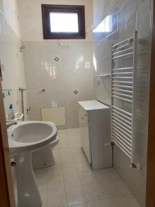 Kúpeľňa v ubytovaní Villa singola a 1300 mt dal mare
