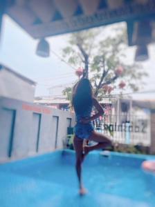 een jong meisje springt op een trampoline bij Sunshine villa thuan an in Hue