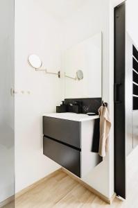 a bathroom with a sink and a mirror at Résidence Palace Expo in Brussels