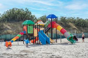 un parque infantil en la playa con un tobogán en Camping Atlanta & Mediterraneo Family Village, en Sottomarina