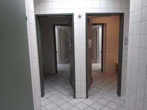 una fila di porte in un corridoio in bagno di Campingfass Almtal a Scharnstein Altre 22 foto