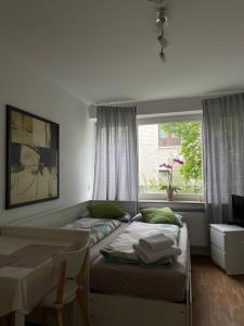 sypialnia z 2 łóżkami i oknem w obiekcie Private room in Misburg, Hanover w Hanowerze