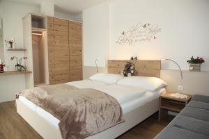 Postel nebo postele na pokoji v ubytování Hotel & Frühstückspension Raabtal