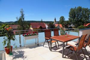 um pátio com uma mesa e cadeiras numa varanda em Hotel & Frühstückspension Raabtal em Feldbach