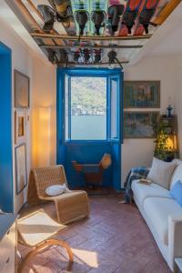 - un salon avec un canapé et une fenêtre dans l'établissement Deriva Apartment on Careno's Beach by Rent All Como, à Nesso