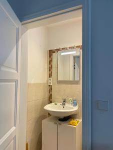 W łazience znajduje się umywalka i lustro. w obiekcie Private room in Misburg, Hanover w Hanowerze