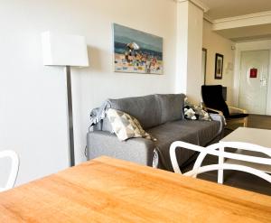 a living room with a couch and a table at Dorado Amanecer frente al Mar in Oropesa del Mar