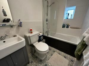 a bathroom with a toilet and a sink and a tub at Kirkmay House in Crail +11 photos
