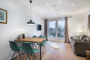ein Wohnzimmer mit einem Tisch, Stühlen und einem Sofa in der Unterkunft Charming Apartment Close to Heart of Hamburg in Hamburg