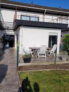 a patio with a table and chairs in front of a house at Gezellige vakantiewoning Alice in Middelkerke