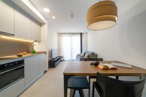Kuchyň nebo kuchyňský kout v ubytování Alidreams Lola Center Apartamentos