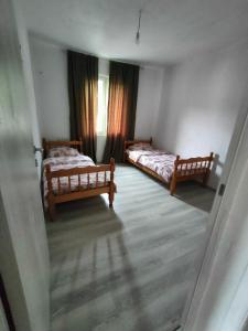 une chambre vide avec 2 lits et une fenêtre dans l'établissement BONACA - BAR, à Bar