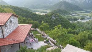 una vista aérea de una casa y un río en Village house - Novak Rijecani, en Rijeka Crnojevića