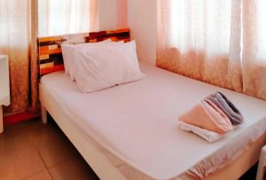 Katil atau katil-katil dalam bilik di RedDoorz @ Jmalls Island Tourist Inn Dinagat Island