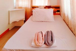 Katil atau katil-katil dalam bilik di RedDoorz @ Jmalls Island Tourist Inn Dinagat Island