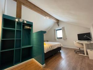 1 dormitorio con cama y escritorio en De Horizon, en Büllingen