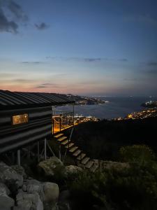 una casa en una colina con una escalera que conduce a ella en Mandra - Nature Living, en Bodrum City