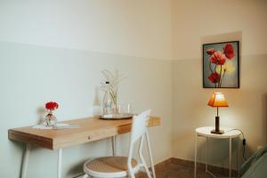 Habitación con escritorio con lámpara y silla. en Agriturismo Il Sorriso Degli Ulivi - Dimora di Charme, en Gallipoli