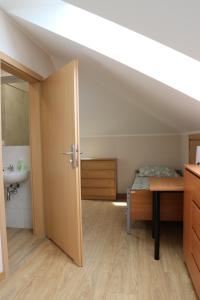 Habitación con cama, lavabo y baño. en Dom Studenta PANS - Akademik, Hostel, en Przemyśl
