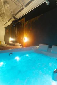Bazén v ubytovaní Capsule Art Déco - Jacuzzi - Netflix - Home Cinéma - Arcade de jeux & Nintendo switch - 2 chambres - Filet suspendu alebo v jeho blízkosti