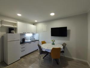 Kuchyň nebo kuchyňský kout v ubytování Apartments Ivančić