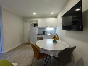 Kuchyň nebo kuchyňský kout v ubytování Apartments Ivančić