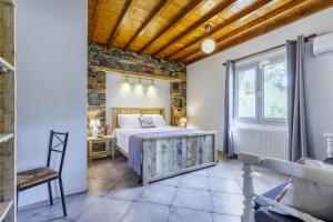 1 dormitorio con cama y ventana en Villa Maja, en Skopelos Town